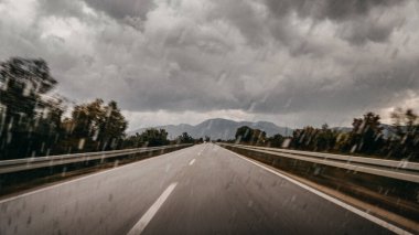 Yağmurlu Otoyol Perspektifi Yakalayıcı Hız, Tehlike ve Fırtınalı, Bulutlu Bir Gün 'de Dikkatsiz Sürüş Riski