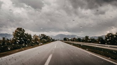 Yağmurlu Otoyol Perspektifi Yakalayıcı Hız, Tehlike ve Fırtınalı, Bulutlu Bir Gün 'de Dikkatsiz Sürüş Riski