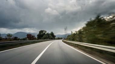 Yağmurlu Otoyol Perspektifi Yakalayıcı Hız, Tehlike ve Fırtınalı, Bulutlu Bir Gün 'de Dikkatsiz Sürüş Riski