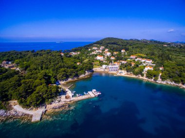 Kolocep Adası Havacılık Manzarası, Güney Hırvatistan - Adriyatik Denizi kıyısındaki Çarpıcı Sahil Köyü ve Liman Dubrovnik