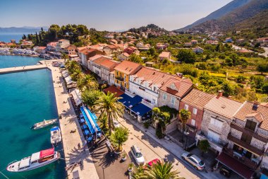 Trpanj Rıhtım Havalimanı, Peljesac Yarımadası, Güney Hırvatistan. Canlı Kırmızı Çatıları, Palm Lined Gezinti Alanı ve Mavi Adriyatik Suları olan Resimli Sahil Köyü