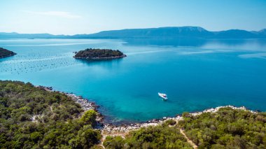 Güney Hırvatistan 'ın Peljesac Yarımadası yakınlarındaki Midye Çiftlikleri ve Balıkçı Teknesi ile Adriyatik Denizi' nin Idyllic Hava Manzarası. El değmemiş Doğa ve Kıyı Huzuru