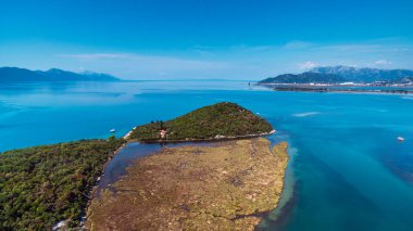 Güney Hırvatistan 'daki Neretva Nehri Estuary ve Valley' in çarpıcı hava manzarası. Serene Wetlands, Manzaralar ve Dalmaçya 'daki Adriyatik Güzelliği