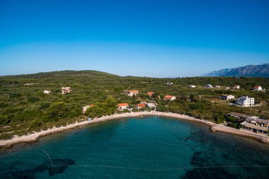 Güney Hırvatistan 'ın Hvar Adası' ndaki Sucuraj Town 'un Manzaralı Havası. El değmemiş Plajlar, Akdeniz Büyüsü ve Adriyatik Denizi Dinginliği