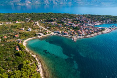 Güney Hırvatistan 'ın Hvar Adası' ndaki Sucuraj Town 'un Manzaralı Havası. El değmemiş Plajlar, Akdeniz Büyüsü ve Adriyatik Denizi Dinginliği