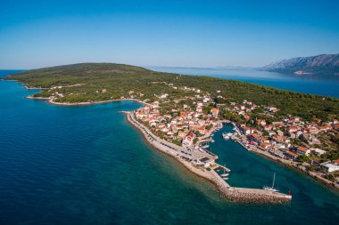 Güney Hırvatistan 'ın Hvar Adası' ndaki Sucuraj Town 'un Manzaralı Havası. El değmemiş Plajlar, Akdeniz Büyüsü ve Adriyatik Denizi Dinginliği