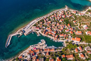 Hırvatistan 'ın Hvar Adası' ndaki Sucuraj Limanı ve Tarihi Köy 'ün Yukarıdan Aşağı Hava Manzarası. Canlı Akdeniz Mimarisi ve Turkuaz Adriyatik Suları