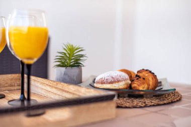 Taze çilekli lezzetli kruvasanlar ve portakal suyu kahvaltı seti. Mükemmel Sabah Yemeği Sunumu