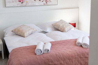 Sıcak yatak odası, temiz çarşaflar, yumuşak yastıklar, ve sıcak ve davetkar mekanlarda yuvarlanan havlular rahatlama ve rahatlama için mükemmel.