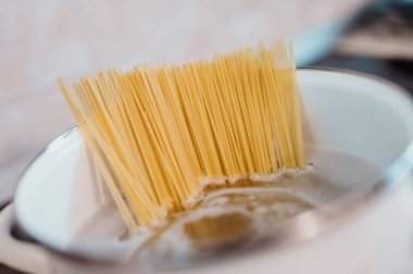 Kaynayan Spagetti ile Kaynayan Su - Yiyecek Hazırlama