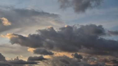Gün batımında dramatik bulutların dinamik zaman çizelgesi. Doğanın Değişen Gökyüzü