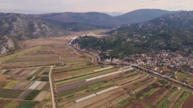 Kışın Neretva Vadisi 'nin Bereketli Arazileri. Hırvatistan 'ın Tarım Manzarasına Havadan Bakış