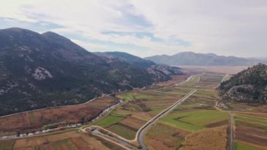 Kışın Neretva Vadisi 'nin Bereketli Arazileri. Hırvatistan 'ın Tarım Manzarasına Havadan Bakış