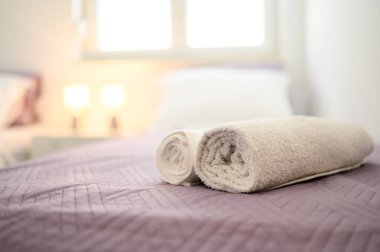 Taze Yuvarlanan Havlular, Konforlu Yatak Odası Tasarımları Son Rahatlık ve Rahatlık İçin Lüks Tatil Kiralamaları