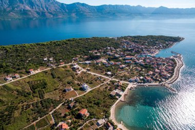 Güney Hırvatistan 'ın Hvar Adası' ndaki Sucuraj Town 'un Manzaralı Havası. El değmemiş Plajlar, Akdeniz Büyüsü ve Adriyatik Denizi Dinginliği