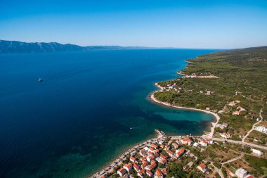 Hırvatistan 'ın Hvar Adası' ndaki Sucuraj Limanı ve Tarihi Köy 'ün Yukarıdan Aşağı Hava Manzarası. Canlı Akdeniz Mimarisi ve Turkuaz Adriyatik Suları