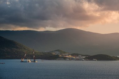 Hırvatistan 'daki Peljesac Köprüsü İnşaatının Erken Aşamalarında Yüzen Turnalar, Kargo Gemileri ve Gelişmiş Mühendislik