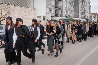 METKOVIC, CROATIA - 19 Şubat 2023: Yıllık maskeli balo festivali sırasında eski moda ve retro-ilham dolu kostümler giymiş karnaval katılımcıları.