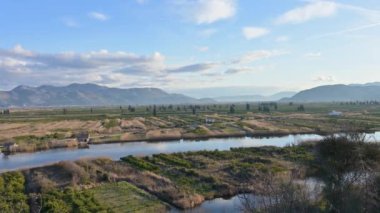 Hırvatistan 'ın Dalmaçya kentinde Açık Bir Kış Günü' nde Nehir ve Tarım Tarlalarıyla Neretva Vadisi 'nin Manzarası