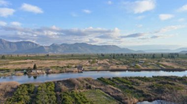 Hırvatistan 'ın Dalmaçya kentinde Açık Bir Kış Günü' nde Nehir ve Tarım Tarlalarıyla Neretva Vadisi 'nin Manzarası