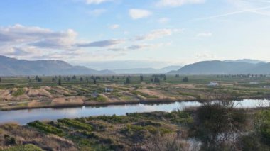 Hırvatistan 'ın Dalmaçya kentinde Açık Bir Kış Günü' nde Nehir ve Tarım Tarlalarıyla Neretva Vadisi 'nin Manzarası