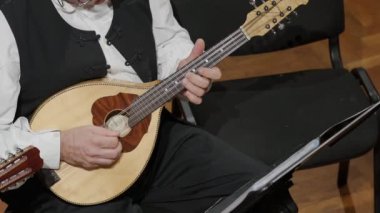 Hırvatistan 'da Canlı Performans, Yakın Çekim sırasında Geleneksel Dalmaçyalı Mandolinlerini Yavaş Çekimde Çalan Müzisyenler