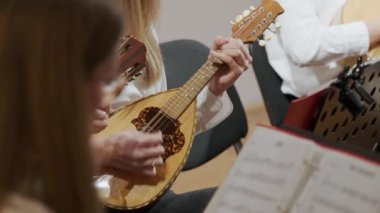 Hırvatistan 'da Canlı Performans, Yakın Çekim sırasında Geleneksel Dalmaçyalı Mandolinlerini Yavaş Çekimde Çalan Müzisyenler