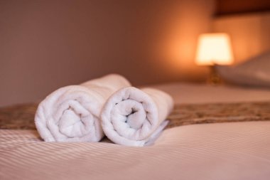 Sıcak yatak odası, temiz çarşaflar, yumuşak yastıklar, ve sıcak ve davetkar mekanlarda yuvarlanan havlular rahatlama ve rahatlama için mükemmel.