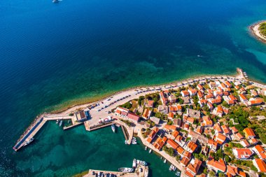 Hırvatistan 'ın Hvar Adası' ndaki Sucuraj Limanı ve Tarihi Köy 'ün Yukarıdan Aşağı Hava Manzarası. Canlı Akdeniz Mimarisi ve Turkuaz Adriyatik Suları