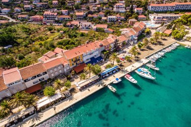 Trpanj Rıhtım Havalimanı, Peljesac Yarımadası, Güney Hırvatistan. Canlı Kırmızı Çatıları, Palm Lined Gezinti Alanı ve Mavi Adriyatik Suları olan Resimli Sahil Köyü