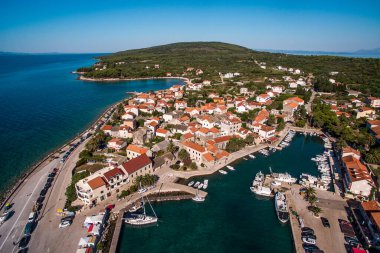 Güney Hırvatistan 'ın Hvar Adası' ndaki Sucuraj Town 'un Manzaralı Havası. El değmemiş Plajlar, Akdeniz Büyüsü ve Adriyatik Denizi Dinginliği