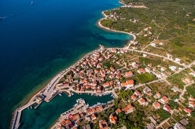 Hırvatistan 'ın Hvar Adası' ndaki Sucuraj Limanı ve Tarihi Köy 'ün Yukarıdan Aşağı Hava Manzarası. Canlı Akdeniz Mimarisi ve Turkuaz Adriyatik Suları