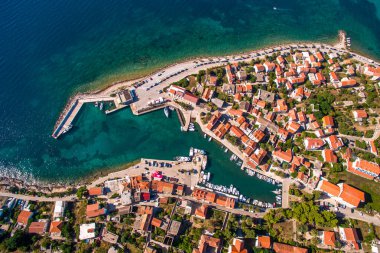 Hırvatistan 'ın Hvar Adası' ndaki Sucuraj Limanı ve Tarihi Köy 'ün Yukarıdan Aşağı Hava Manzarası. Canlı Akdeniz Mimarisi ve Turkuaz Adriyatik Suları