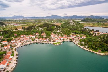 Güney Hırvatistan 'daki Rogotin Köyünün Kıyı Manzarası ve Geleneksel Dalmaçyalı Mimarisi
