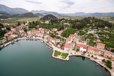 Güney Hırvatistan 'daki Rogotin Köyünün Kıyı Manzarası ve Geleneksel Dalmaçyalı Mimarisi