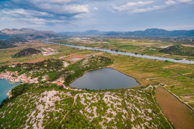 Güney Hırvatistan 'daki Rogotin Köyünün Kıyı Manzarası ve Geleneksel Dalmaçyalı Mimarisi