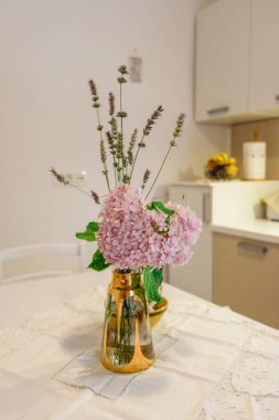 Ortanca ve Lavanta Çiçek Düzenleme Şık Yemek Masası Masası İçin Altın Cam vazoda