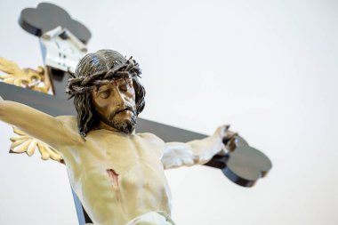 Kilisenin İçindeki Çarmıha gerilen İsa 'yı İsa' nın yerine koyan bir Haç Heykeli 'nin Detaylı Görüntüsü