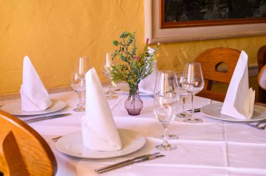 Hırvatistan 'ın Dalmaçya kentindeki Konforlu Akdeniz Restoranında Taze Çiçekler ve Peçetelerle Zarif Masa Ayarları