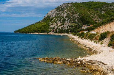 Kristal berraklığında turkuaz suları, kayalık kıyı şeridi, gür Akdeniz yeşilliği ve Hırvatistan 'ın güney Dalmaçya kentinde huzurlu bir plajı ile Adriyatik kıyı şeridi sersemletiyor.