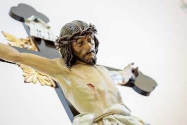 Kilisenin İçindeki Çarmıha gerilen İsa 'yı İsa' nın yerine koyan bir Haç Heykeli 'nin Detaylı Görüntüsü