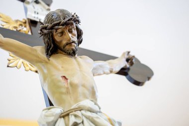 Kilisenin İçindeki Çarmıha gerilen İsa 'yı İsa' nın yerine koyan bir Haç Heykeli 'nin Detaylı Görüntüsü