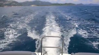 Adriyatik tekne gezisi videosu kıyı manzaraları, yeşil tepeler, mavi deniz, beyaz dalgalar ve pencereden manzaralı Hırvatistan yaz deniz yolculuğu