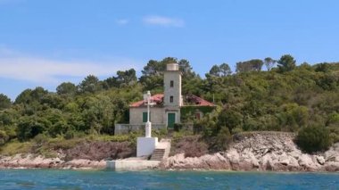 Peljeac Yarımadası Hırvatistan 'daki Terk Edilmiş Blace Deniz Feneri Taş Kulesi, Yeşil Kapılar, Aşırı Yeşillik ve Adriyatik Deniz Sahil Hattı Yazın Güneşli Havada