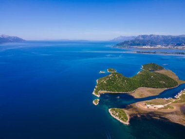 Hırvatistan 'ın Blace kenti yakınlarındaki Neretva Nehri deltası ve kumlu plajların hava manzarası uçurtma ve yaz tatilleri için manzaralı bir Akdeniz manzarası