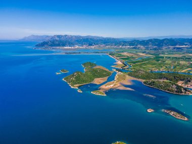 Hırvatistan 'ın Blace kenti yakınlarındaki Neretva Nehri deltası ve kumlu plajların hava manzarası uçurtma ve yaz tatilleri için manzaralı bir Akdeniz manzarası