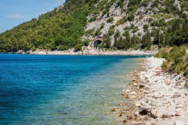 Açık mavi deniz, kayalık plajlar, çam ağaçları ve geleneksel Hırvat sahil köyü yakınlarındaki sakin körfezler manzaralı Adriyatik kıyı manzaraları
