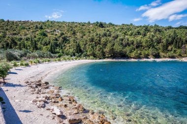 Açık mavi deniz, kayalık plajlar, çam ağaçları ve geleneksel Hırvat sahil köyü yakınlarındaki sakin körfezler manzaralı Adriyatik kıyı manzaraları