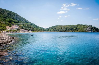 Açık mavi deniz, kayalık plajlar, çam ağaçları ve geleneksel Hırvat sahil köyü yakınlarındaki sakin körfezler manzaralı Adriyatik kıyı manzaraları