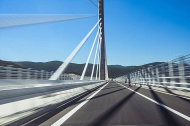 Peljesac Köprüsü 'nü hızla geçen Hırvatistan manzaralı kablo, rüzgarlı adrenalin panorama Adriyatik bağlantısını sürerken otoyolda kaldı